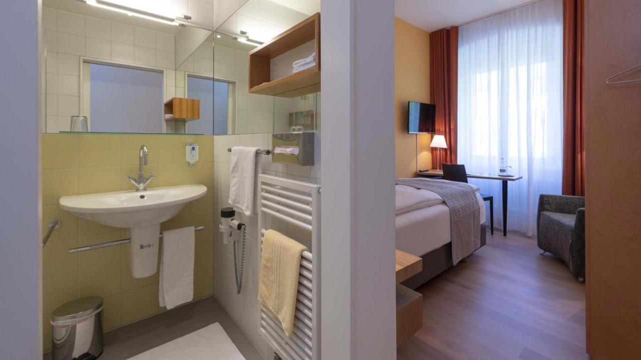 Hotel Fravi Андеер Екстериор снимка