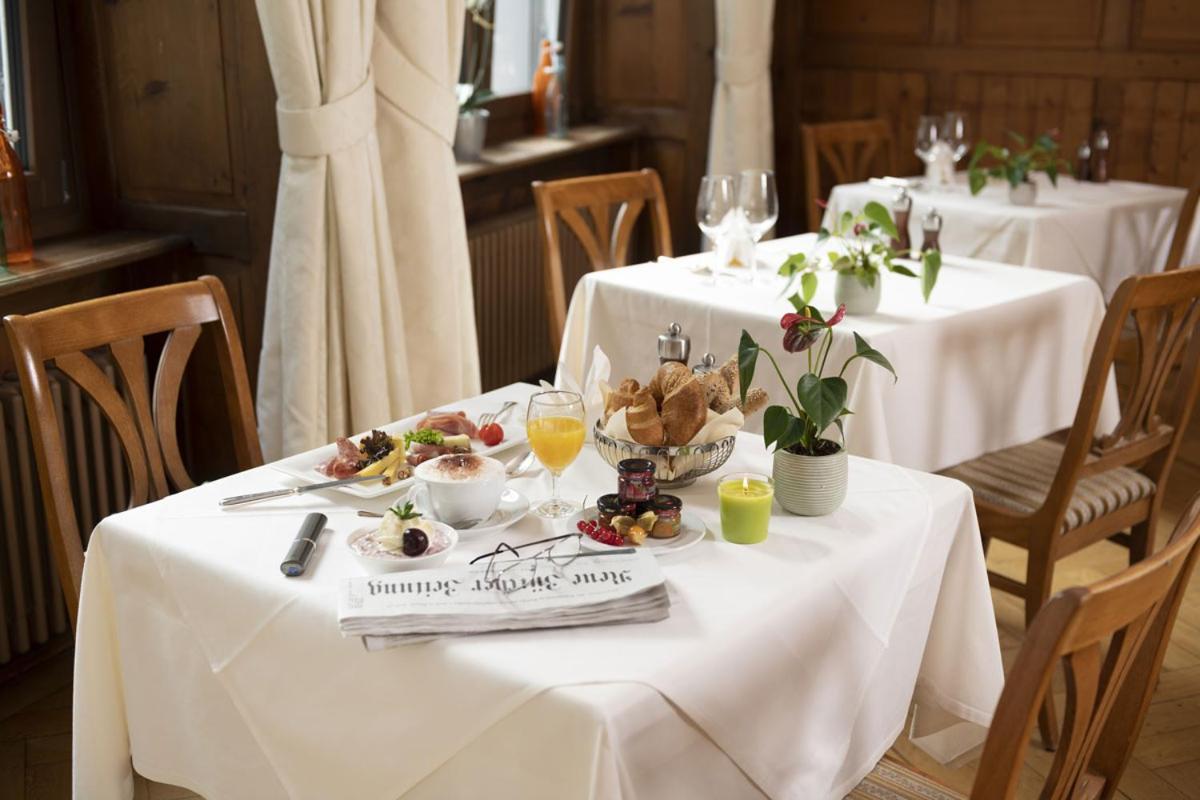 Hotel Fravi Андеер Екстериор снимка