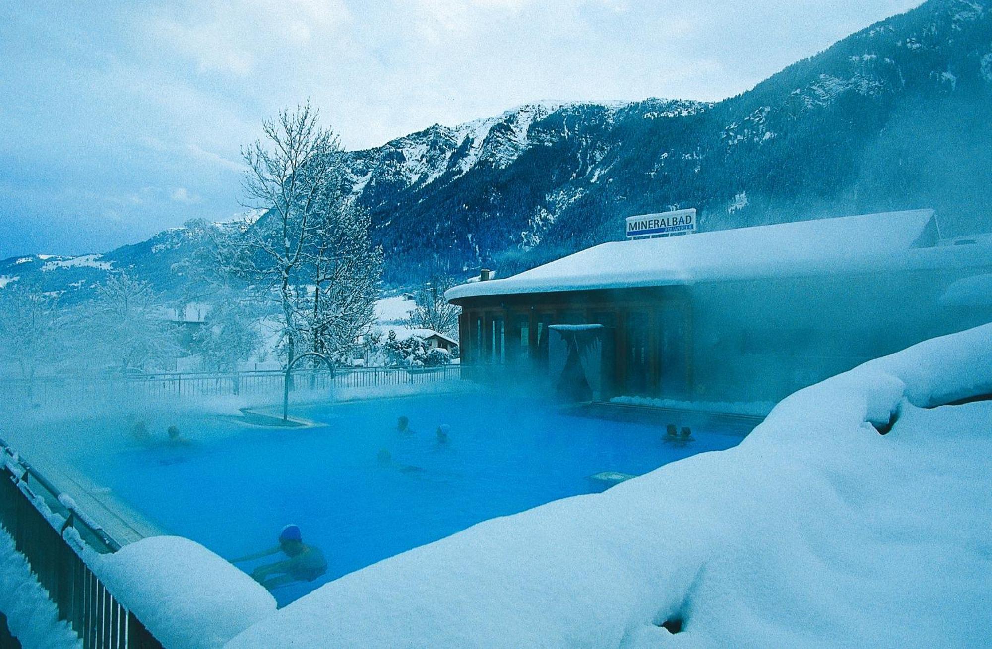Hotel Fravi Андеер Екстериор снимка
