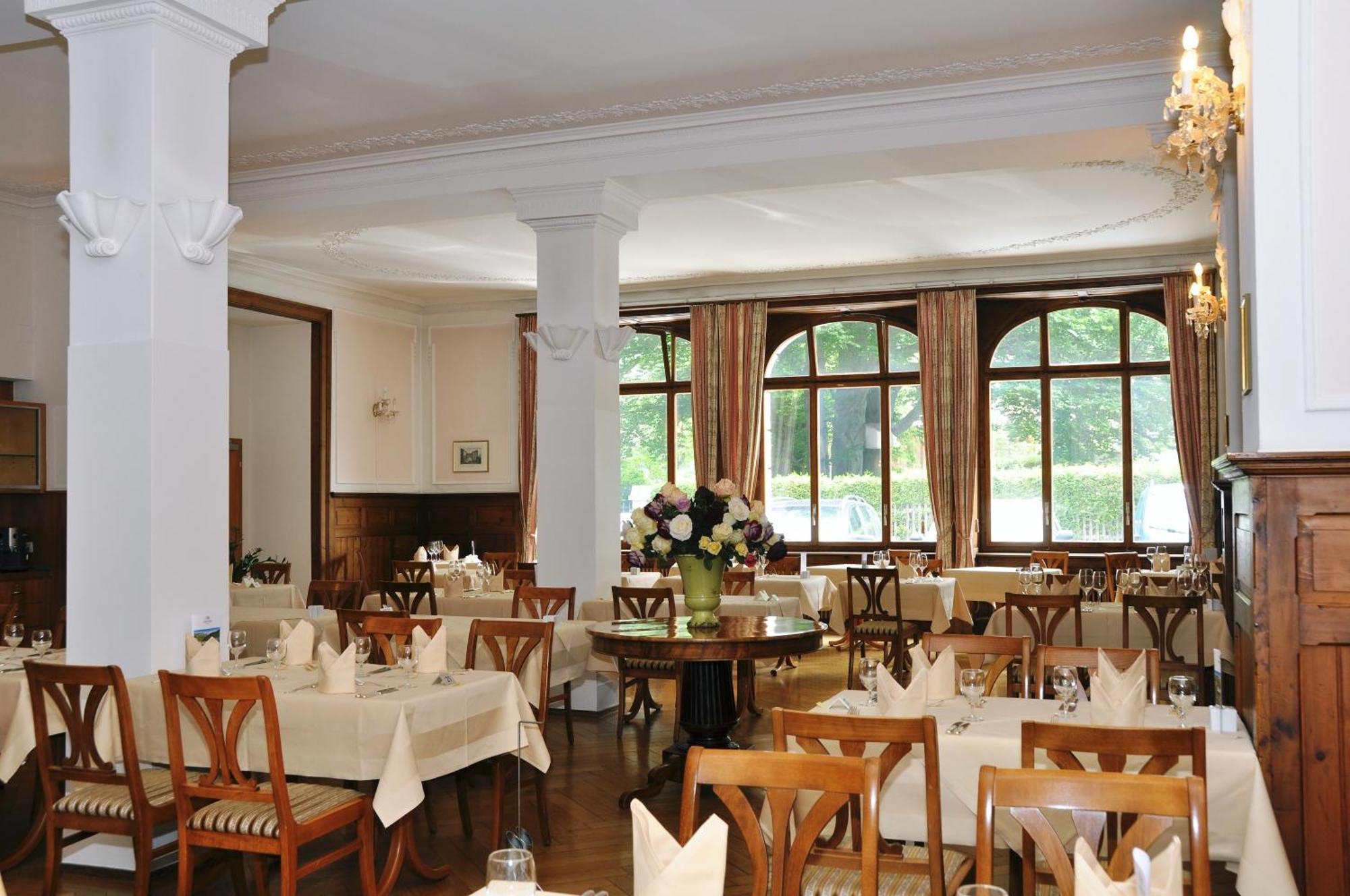 Hotel Fravi Андеер Екстериор снимка