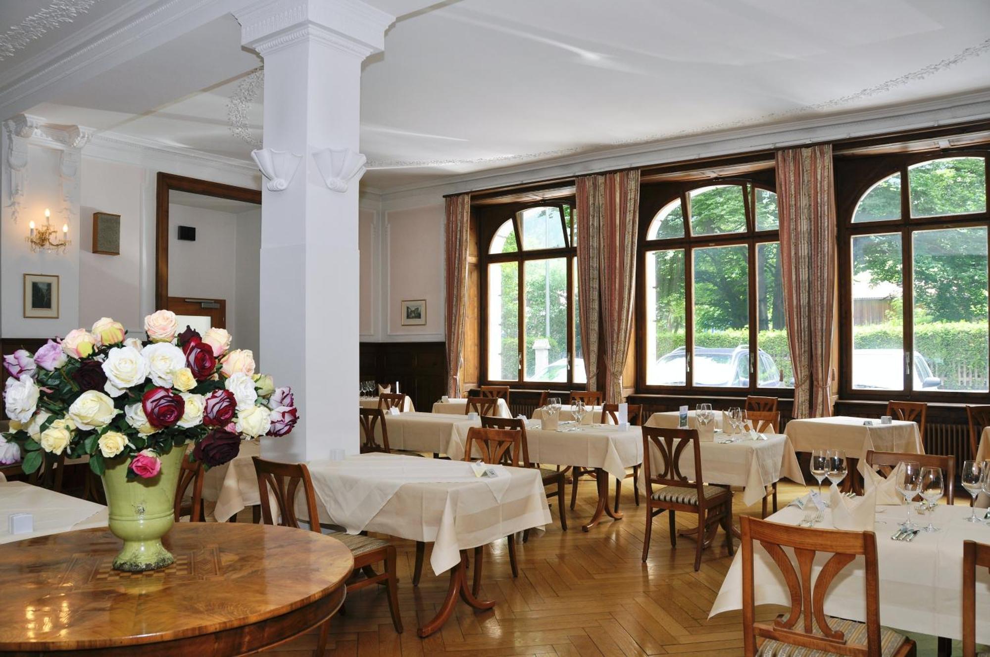 Hotel Fravi Андеер Екстериор снимка