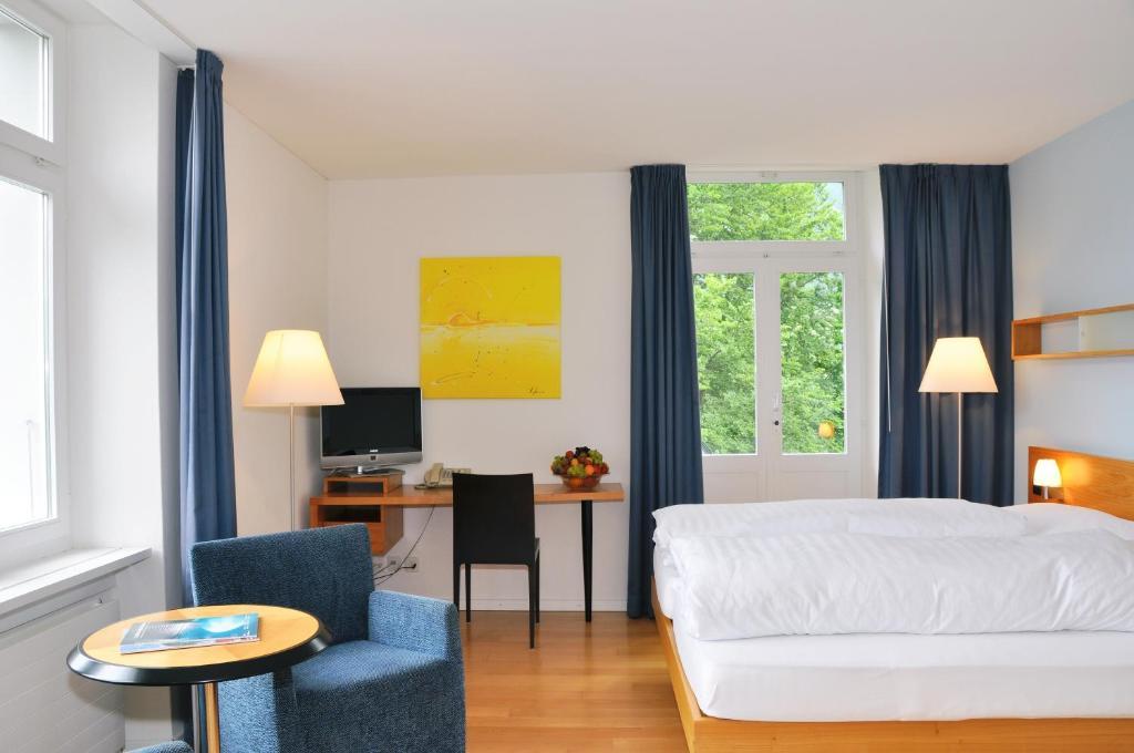 Hotel Fravi Андеер Екстериор снимка