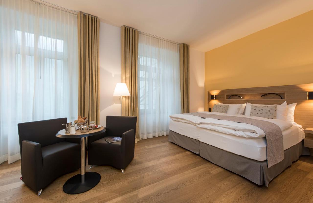 Hotel Fravi Андеер Екстериор снимка
